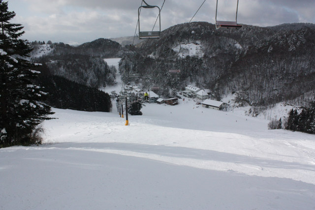 岐阜県 飛騨 飛騨高山スキー場 「もみの木ペアリフト」と「もみの木ゲレンデ」 奥手に見えるのはベース部